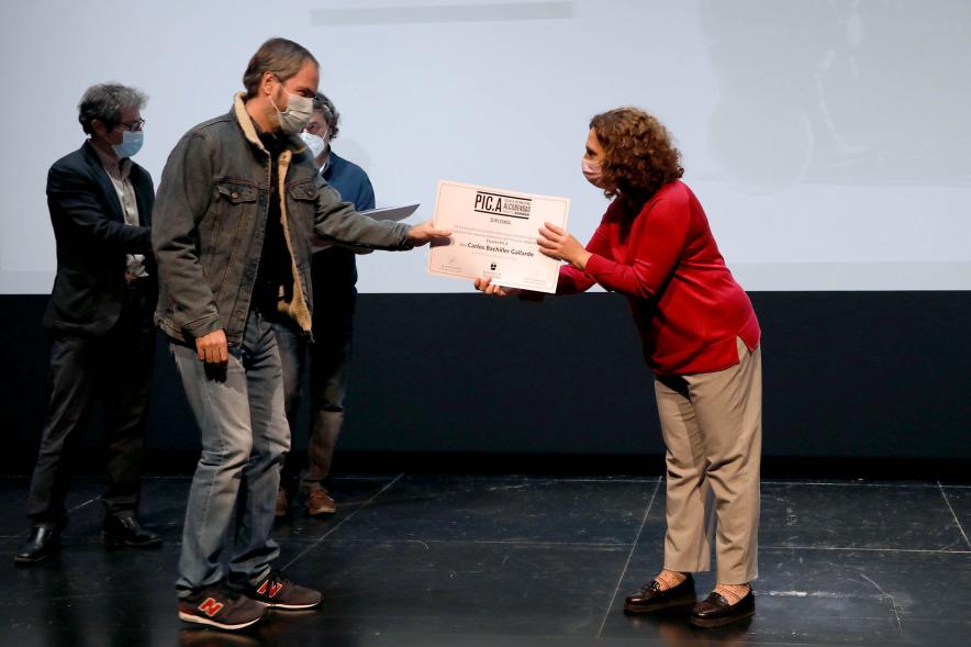 Entrega Diplomas PIC.A Curso 2019-20 -  Imagen de Ana Sotos, responsable municipal de cultural, entregando un diploma. 
