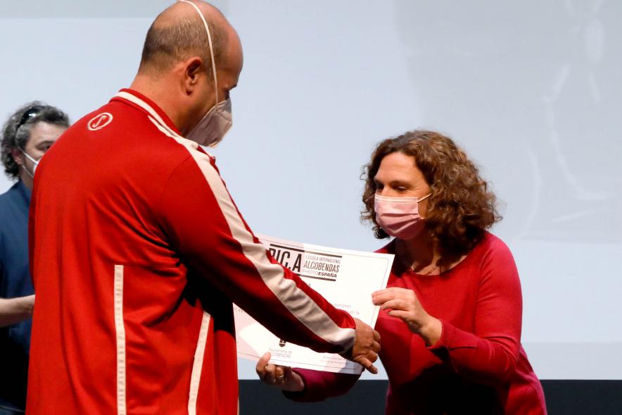 Entrega Diplomas PIC.A Curso 2019-20 -  Imagen de Ana Sotos, responsable municipal de cultural, entregando un diploma. 