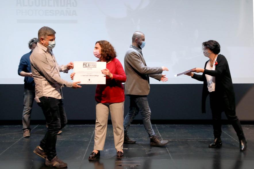 Entrega Diplomas PIC.A Curso 2019-20 -  Imagen de Ana Sotos y Celia García, responsables de educación, entregando los diplomas.