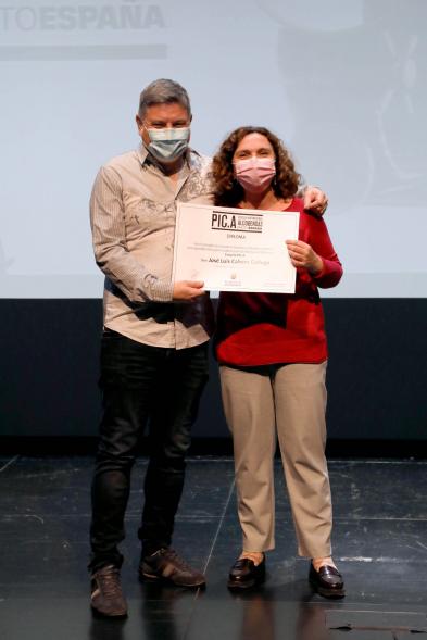 Entrega Diplomas PIC.A Curso 2019-20 - Imagen de Ana Sotos, responsable municipal de cultural, entregando un diploma a un alumno.