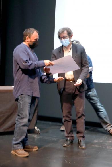 Entrega Diplomas PIC.A Curso 2019-20 - Imagen de la entrega de diplomas a un  alumno del PIC.A.