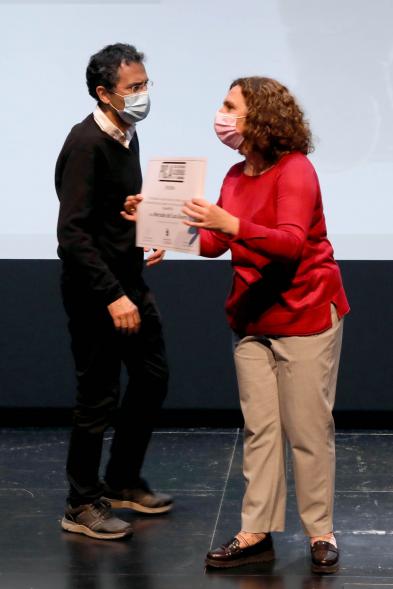 Entrega Diplomas PIC.A Curso 2019-20 - Imagen de Ana Sotos, responsable municipal de cultural, entregando un diploma a un alumno.  