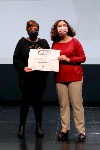 Entrega Diplomas PIC.A Curso 2019-20 -Posado de Ana Sotos, responsable municipal de cultura, con una alumna.