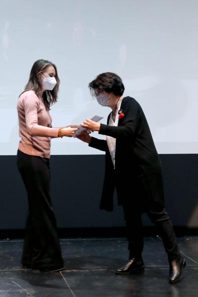 Entrega Diplomas PIC.A Curso 2019-20 - Imagen de la entrega de diplomas a una alumna por parte de Celia García Gaitán,  subdirectora de cultura.