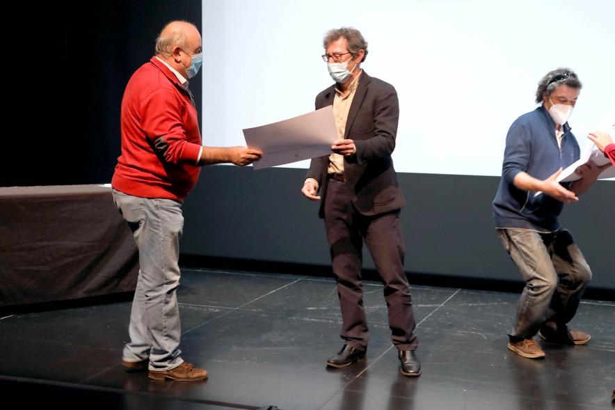 Entrega Diplomas PIC.A Curso 2019-20 - Imagen de la entrega de diplomas a un alumno del PIC.A.