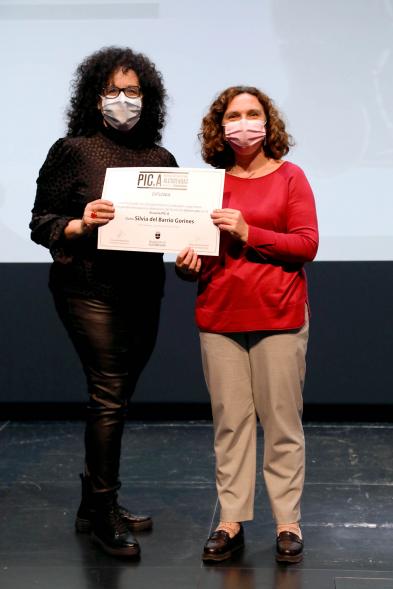 Entrega Diplomas PIC.A Curso 2019-20 - Posado de Ana Sotos, responsable municipal de cultura, con una alumna.
