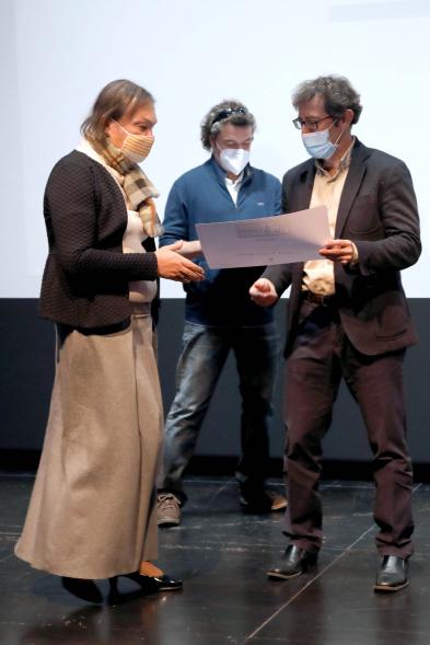 Entrega Diplomas PIC.A Curso 2019-20 - Imagen de la entrega de diplomas a una alumna del PIC.A.