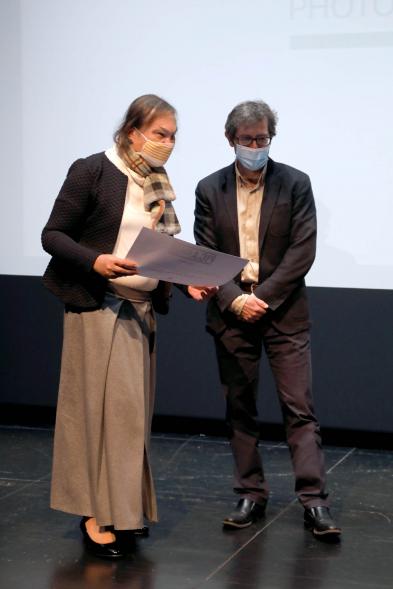 Entrega Diplomas PIC.A Curso 2019-20 - Imagen de la entrega de diplomas a una alumna del PIC.A.