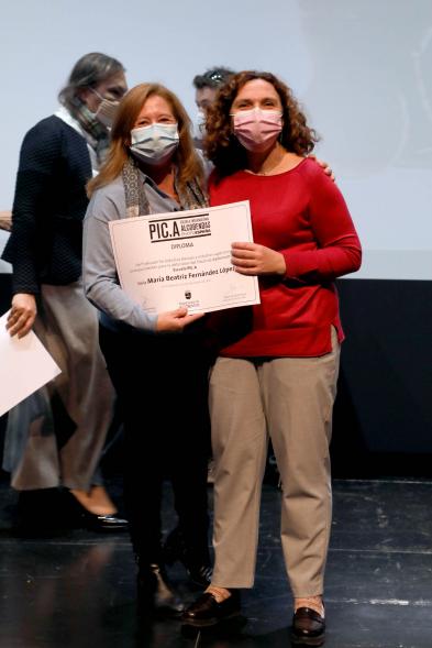 Entrega Diplomas PIC.A Curso 2019-20 -  Posado de Ana Sotos, responsable municipal de cultura, con una alumna..