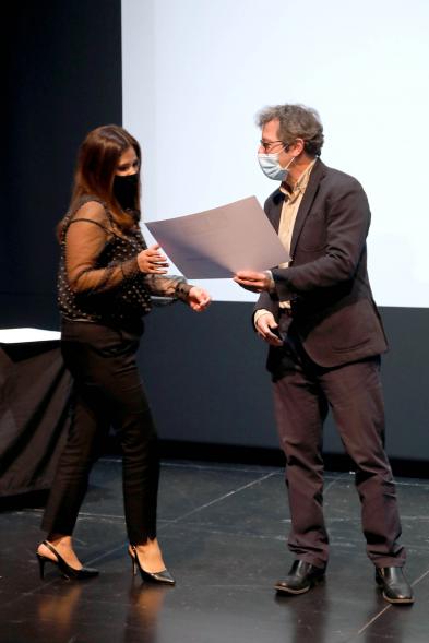 Entrega Diplomas PIC.A Curso 2019-20 - Imagen de la entrega de diplomas a una alumna del PIC.A.