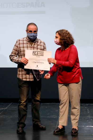 Entrega Diplomas PIC.A Curso 2019-20 -  Imagen de Ana Sotos, responsable municipal de cultural, entregando el diploma a un alumno.