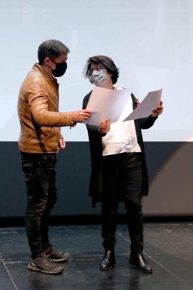 Entrega Diplomas PIC.A Curso 2019-20 - Imagen de  Celia García, subdirectora de  educación, entregando un diploma.
