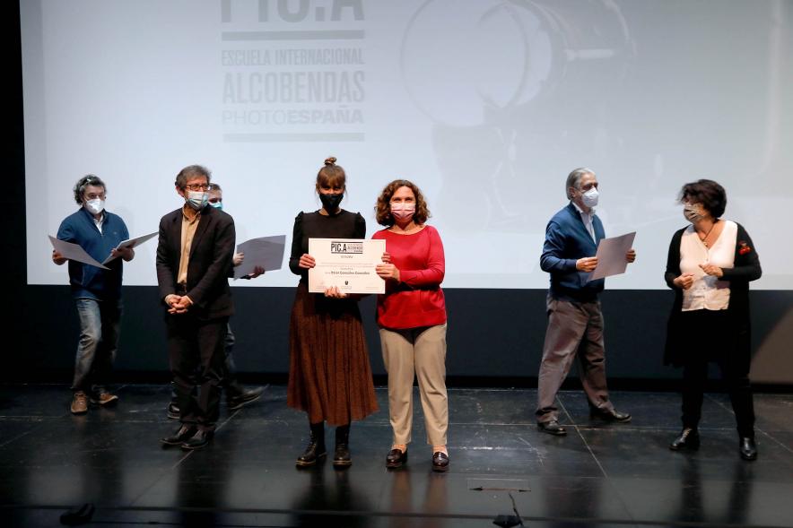 Entrega Diplomas PIC.A Curso 2019-20 - Imagen de los responsables de cultura municipales entregando los diplomas a los alumnos del PIC.A.