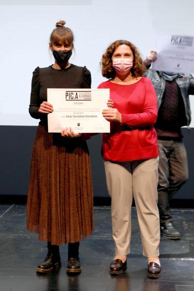 Entrega Diplomas PIC.A Curso 2019-20 -  Imagen de Ana Sotos, responsable municipal de cultural, entregando el diploma a una alumna.
