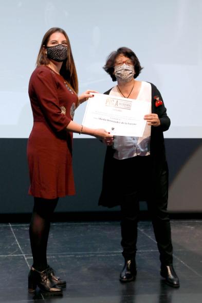 Entrega Diplomas PIC.A Curso 2019-20 - Imagen de  Celia García, subdirectora de  educación, entregando un diploma.