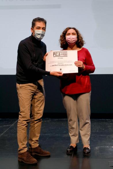 Entrega Diplomas PIC.A Curso 2019-20 -  Posado de Ana Sotos, responsable municipal de cultura, con un alumno.