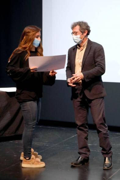 Entrega Diplomas PIC.A Curso 2019-20 - Imagen de la entrega de diplomas a una alumna del PIC.A.  