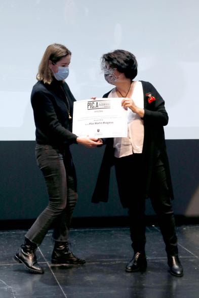 Entrega Diplomas PIC.A Curso 2019-20 - Imagen de  Celia García, subdirectora de  educación, entregando un diploma.