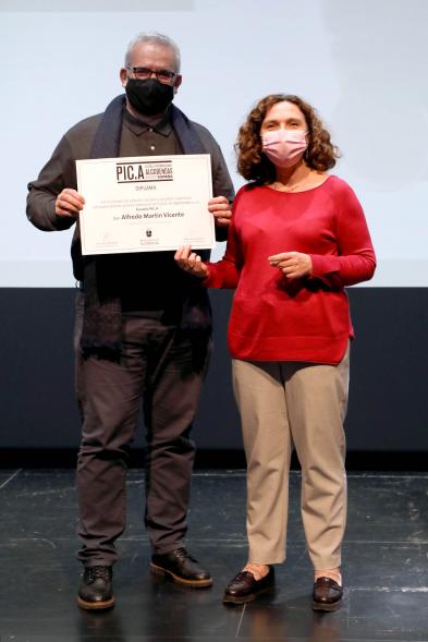 Entrega Diplomas PIC.A Curso 2019-20 - magen de Ana Sotos, responsable municipal de cultural, entregando el diploma a un alumno.