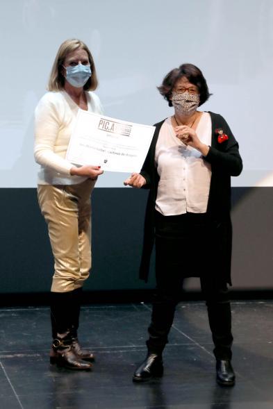 Entrega Diplomas PIC.A Curso 2019-20 - Imagen de  Celia García, subdirectora de  educación, entregando un diploma.