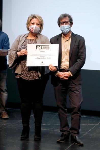 Entrega Diplomas PIC.A Curso 2019-20 - Imagen de la entrega de diplomas a una alumna del PIC.A.  
