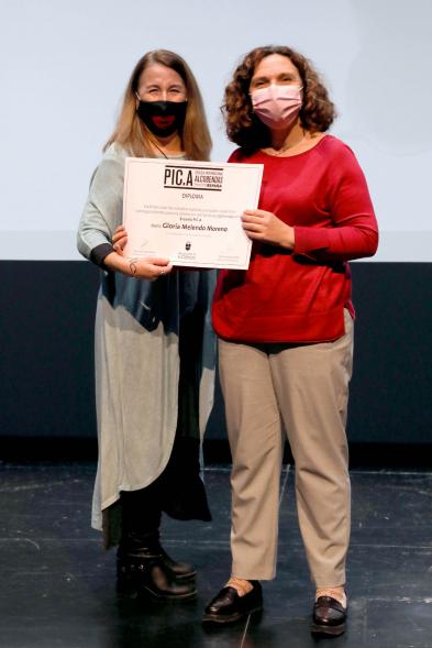 Entrega Diplomas PIC.A Curso 2019-20 - Imagen de Ana Sotos, responsable municipal de cultural, entregando el diploma a una alumna.                       