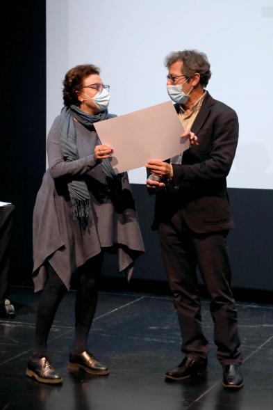 Entrega Diplomas PIC.A Curso 2019-20 - Imagen de la entrega de diplomas a una alumna del PIC.A.  