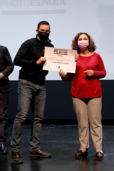 Entrega Diplomas PIC.A Curso 2019-20 - Imagen de Ana Sotos, responsable municipal de cultural, entregando el diploma a un alumno.