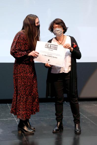 Entrega Diplomas PIC.A Curso 2019-20 - Imagen de  Celia García, subdirectora de  educación, entregando un diploma.