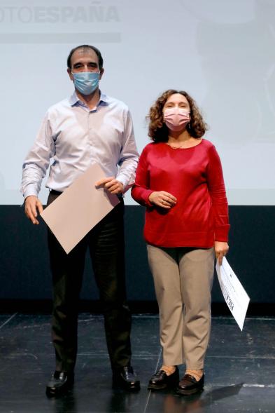 Entrega Diplomas PIC.A Curso 2019-20 - Imagen de Ana Sotos, responsable municipal de cultural, entregando el diploma a un alumno.