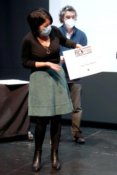 Entrega Diplomas PIC.A Curso 2019-20 - Imagen de una alumna del PIC.A, enseñando su diploma. 