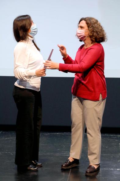 Entrega Diplomas PIC.A Curso 2019-20 -  Imagen de Ana Sotos, responsable municipal de cultural, entregando el diploma a una alumna.      