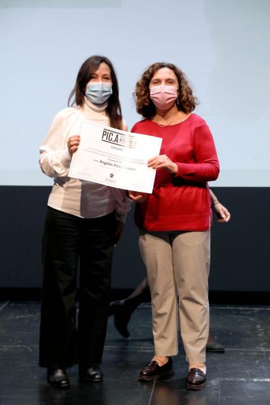 Entrega Diplomas PIC.A Curso 2019-20 -  Imagen de Ana Sotos, responsable municipal de cultural, entregando el diploma a una alumna.              