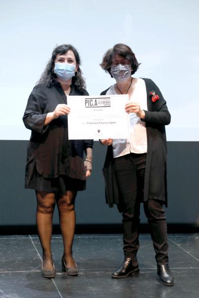 Entrega Diplomas PIC.A Curso 2019-20 - Imagen de  Celia García, subdirectora de  educación, entregando un diploma.
