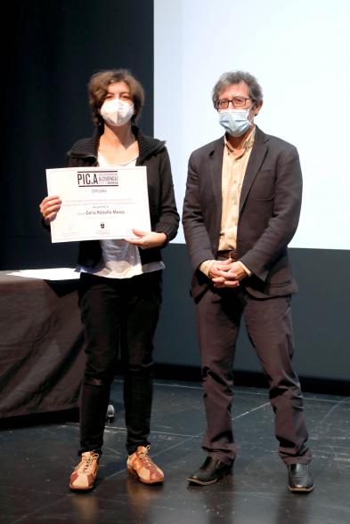 Entrega Diplomas PIC.A Curso 2019-20 - Imagen de la entrega de diplomas a una alumna del PIC.A.