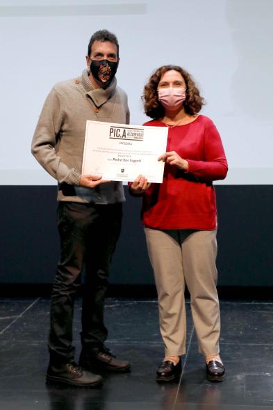 Entrega Diplomas PIC.A Curso 2019-20 -  Imagen de Ana Sotos, responsable municipal de cultural, entregando el diploma a un alumno.