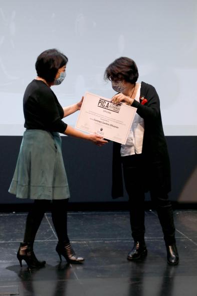 Entrega Diplomas PIC.A Curso 2019-20 - Imagen de  Celia García, subdirectora de  educación, entregando un diploma.