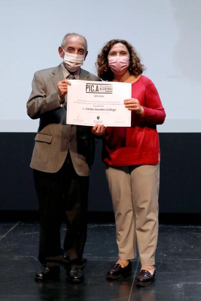 Entrega Diplomas PIC.A Curso 2019-20 - Imagen de la entrega de diplomas a una alumna del PIC.A.  