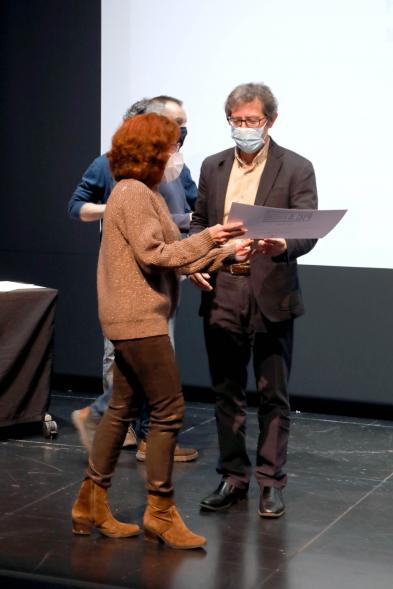 Entrega Diplomas PIC.A Curso 2019-20 - Imagen de la entrega de diplomas a una alumna del PIC.A.  