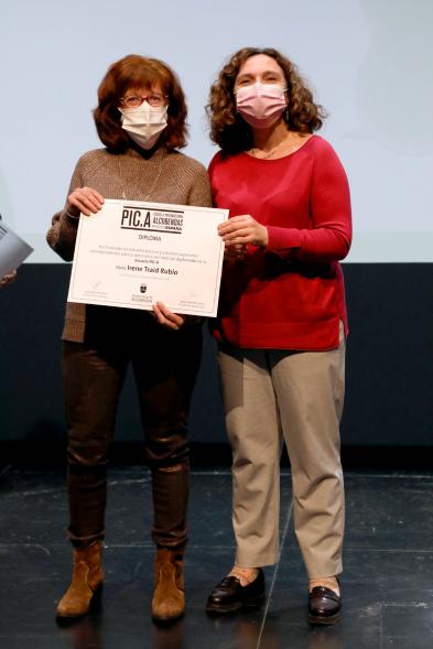 Entrega Diplomas PIC.A Curso 2019-20 - Imagen de Ana Sotos, responsable municipal de cultural, entregando el diploma a un alumno.