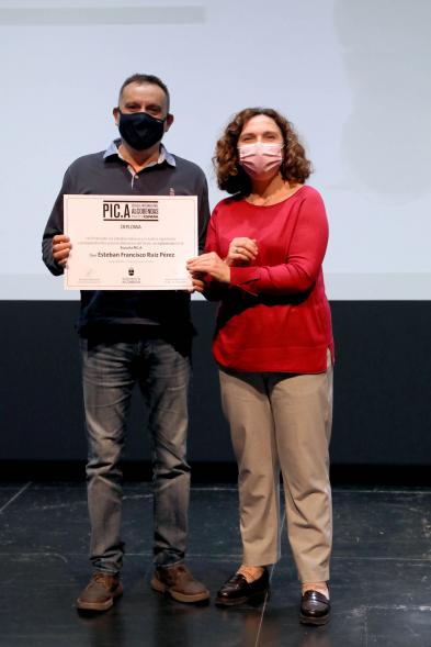 Entrega Diplomas PIC.A Curso 2019-20 - Imagen de Ana Sotos, responsable municipal de cultural, entregando el diploma a un alumno.