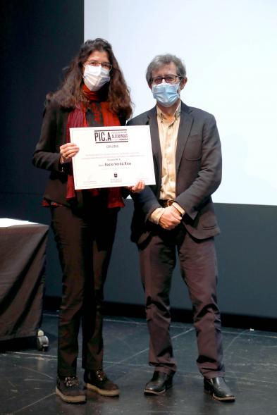 Entrega Diplomas PIC.A Curso 2019-20 - Imagen de la entrega de diplomas a una alumna del PIC.A.
