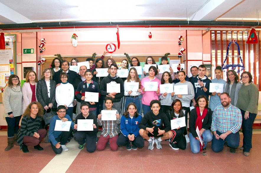 Entrega de Diplomas a los Alumnos Ayudantes y Mediadores del IES Ágora - Posado de los alumnos, los docentes reconocidos y el concejal de cultura, Fernando Martínez.
