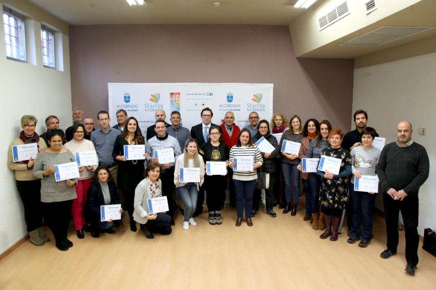 Entrega de Diplomas de Formación Empresarial - Posado del concejal de Hacienda y Desarrollo D. Agustín Martin con todos los diplomados.