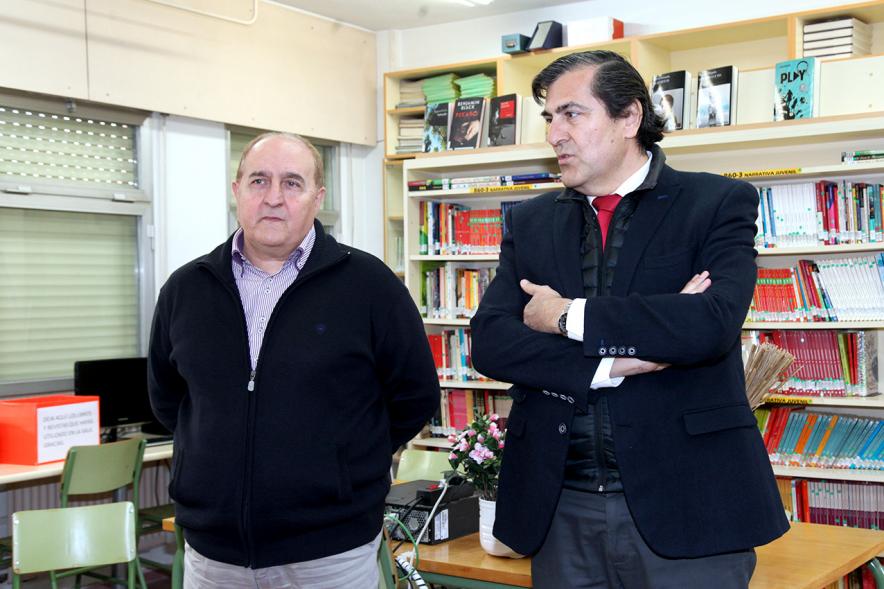 Entrega de Diplomas a los Alumnos Ayudantes y Mediadores del IES Ágora - Imagen del director y el concejal de cultura, Fernando Martinez.