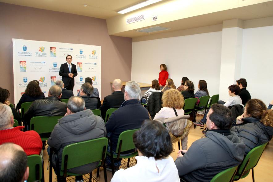 Entrega de Diplomas de Formación Empresarial -Imagen del aula con el concejal D. Agustín Martin y los  asistentes al curso.