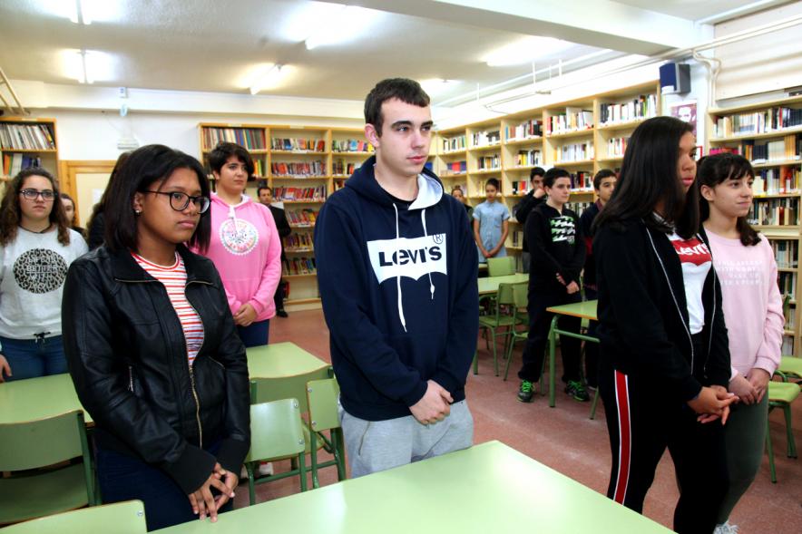 Entrega de Diplomas a los Alumnos Ayudantes y Mediadores del IES Ágora - Imagen del grupo de alumnos reconocidos.