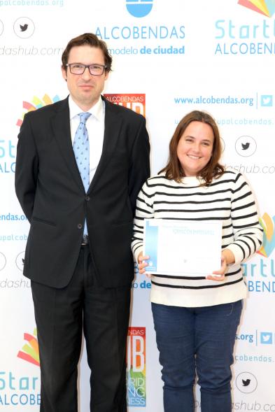 Entrega de Diplomas de Formación Empresarial -Posado del concejal de Hacienda y Desarrollo D. Agustín Martin con una diplomada.