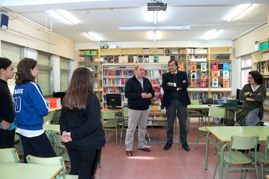 Entrega de Diplomas a los Alumnos Ayudantes y Mediadores del IES Ágora -  Imagen del director, el concejal de cultura, la responsable de educación y los alumnos reconocidos.