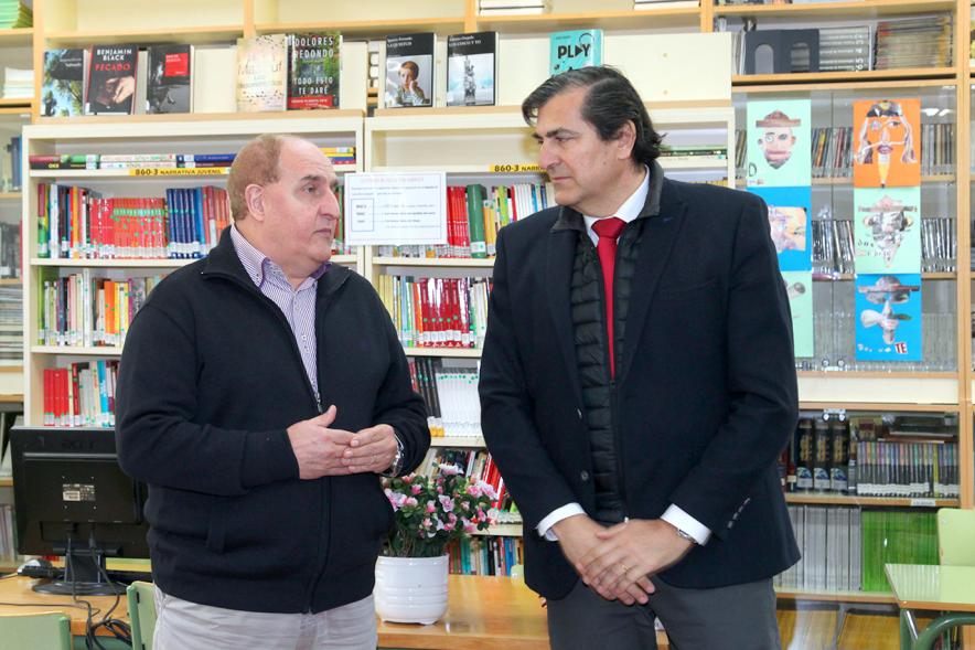 Entrega de Diplomas a los Alumnos Ayudantes y Mediadores del IES Ágora -  Imagen del director junto al concejal de cultura Fernando Martínez.